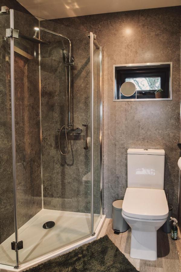Luxury Glamping Cabin With Outdoor Bath On Cornish Flower Farm Truro Esterno foto