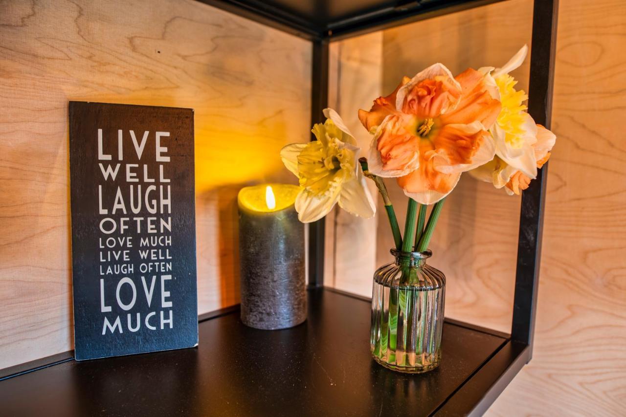 Luxury Glamping Cabin With Outdoor Bath On Cornish Flower Farm Truro Esterno foto