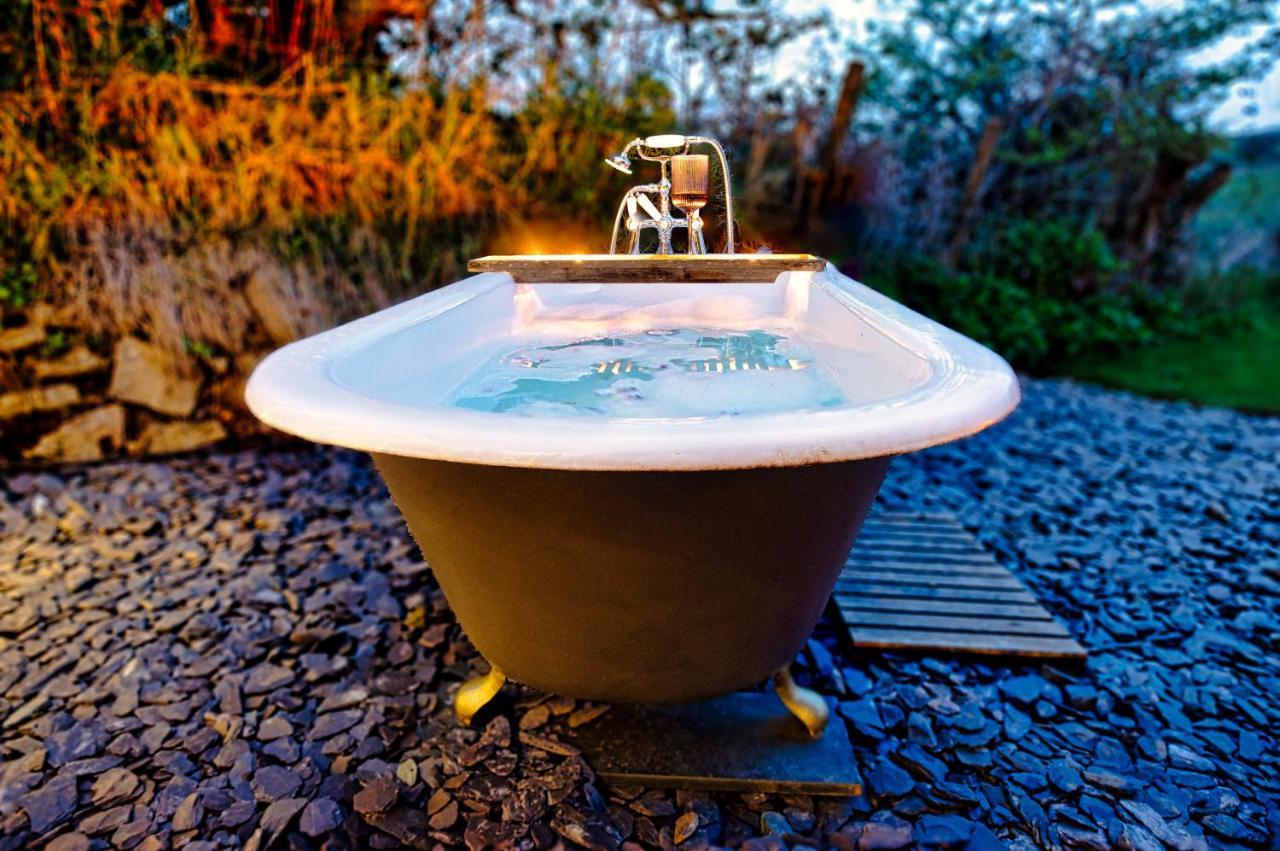 Luxury Glamping Cabin With Outdoor Bath On Cornish Flower Farm Truro Esterno foto