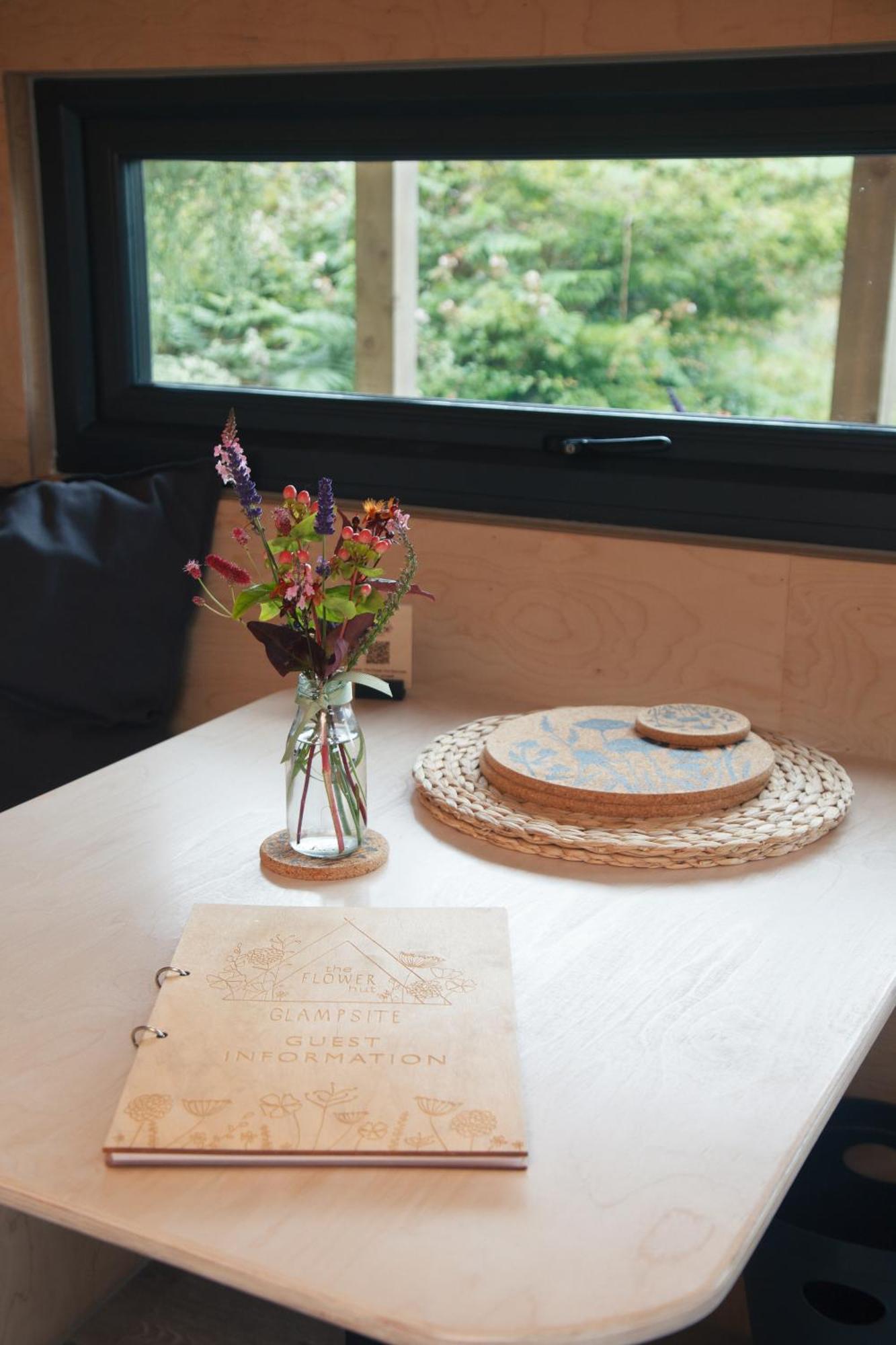 Luxury Glamping Cabin With Outdoor Bath On Cornish Flower Farm Truro Esterno foto